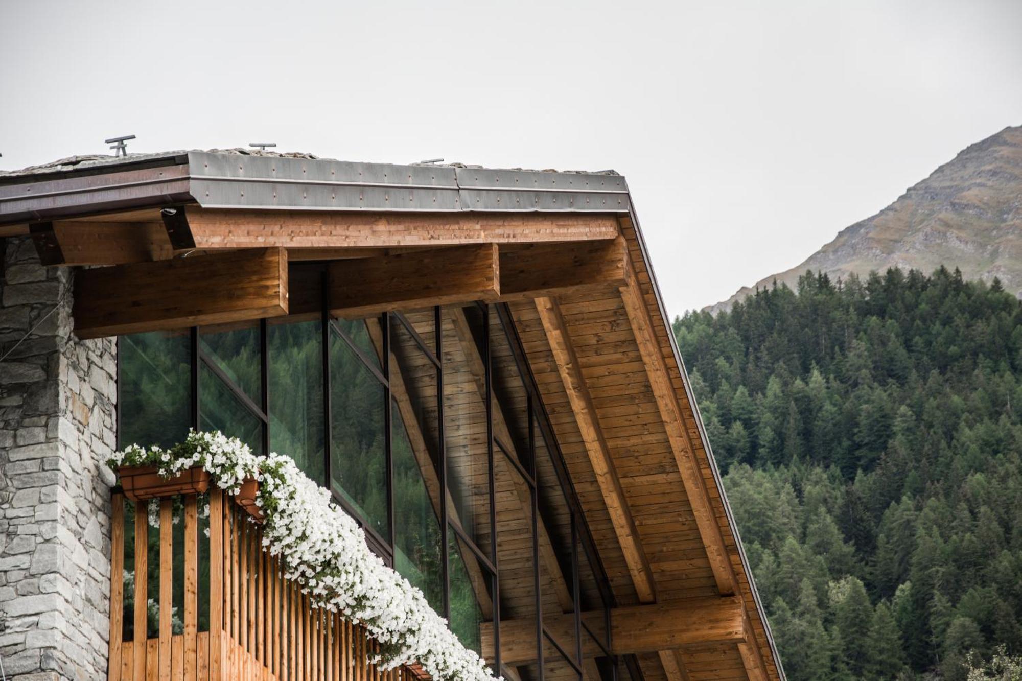 Grand Hotel Courmayeur Mont Blanc, By R Collection Hotels Exterior photo